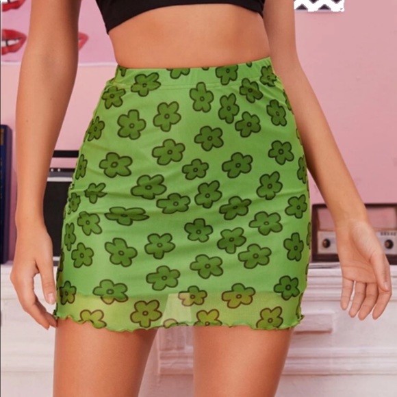 🌸green flower skirt worn for pic only 🌸$1 With Purchase - Picture 2 of 3